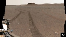 Esta imagen proporcionada por la NASA muestra al rover Perseverance tomando una foto de su depósito de muestras recientemente completado, utilizando su cámara Mastcam-Z el 31 de enero de 2023. 