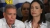 Edmundo González Urrutia, candidato presidencial opositor, y la dirigente María Corina Machado hablan a la prensa el 29 de julio de 2024, en Caracas.