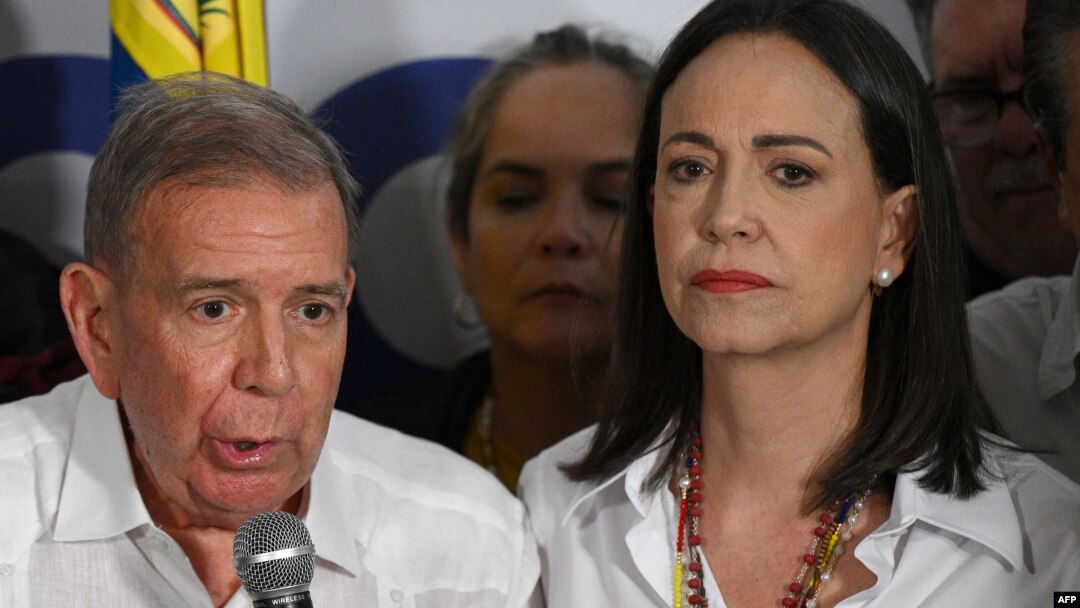 Edmundo González Urrutia, candidato presidencial opositor, y la dirigente María Corina Machado hablan a la prensa el 29 de julio de 2024, en Caracas.