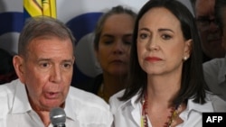 Edmundo González Urrutia, candidato presidencial opositor, y la dirigente María Corina Machado hablan a la prensa el 29 de julio de 2024, en Caracas.