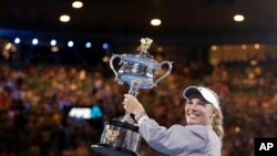 Caroline Wozniacki telah merebut kejuaraan utama tenis tunggal putrinya yang pertama dalam turnamen Australia Terbuka, Sabtu (27/1). 