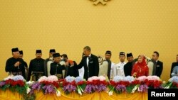 President Barack Obama toasts Malaysia's King Abdul Halim of Kedah during a state dinner at Istana Negara Palace in Kuala Lumpur, Apr. 26, 2014. At left is Malaysia's Prime Minister Najib Razak and at right is Queen Haminah. 