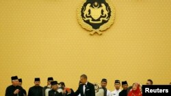 Presiden Barack Obama bersulang dengan Yang Dipertuan Agung Abdul Halim dalam makan malam kenegaraan di Istana Negara di Kuala Lumpur, 26 April 2014.