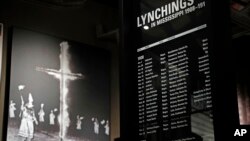 Una imagen y un listado explican los linchamientos de afroestadounidenses en Mississippi, en un museo estatal.