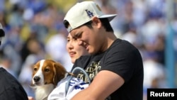 El pelotero japonés Shohei Ohtani celebra junto a su perro, Decoy, uno de los mayores atractivos de la celebración de los Dodgers en Los Ángeles, el 1 de noviembre de 2024.