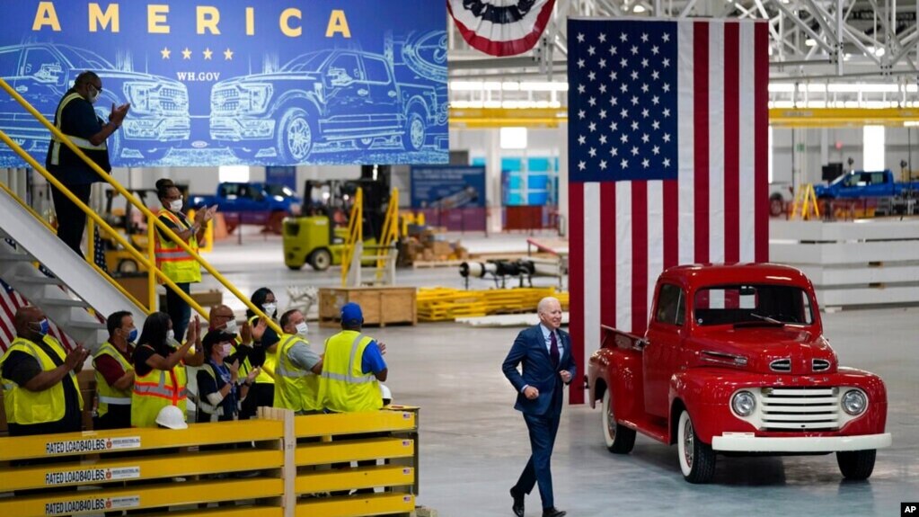 资料照片：美国总统拜登视察福特公司在密西根州的电动汽车工厂。(2021年5月18日）(photo:VOA)