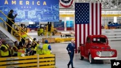 美國總統拜登視察福特公司在密西根州的電動汽車工廠。(2021年5月18日）