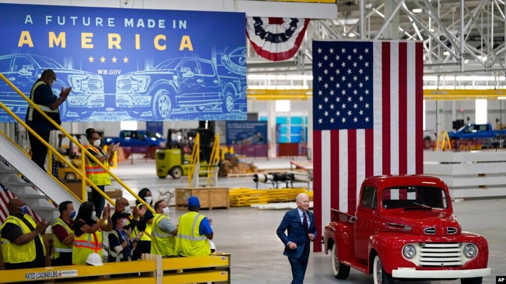 资料照片：美国总统拜登视察福特公司在密歇根州的电动汽车工厂。(2021年5月18日）(photo:VOA)