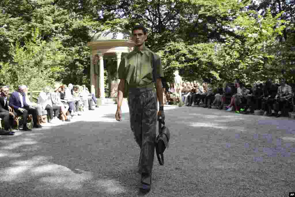 ادامه هفته مد میلان برای لباس‌های بهاره و تابستانه ۲۰۲۰. یک مدل با لباس برند فندی. 