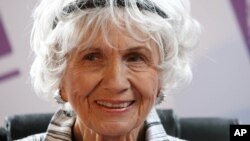 Foto de archivo de la cuentista canadiense Alice Munro, ganadora del Nobel de Literatura 2013.