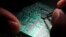 Semiconductor အီလက်ထရွန်းနစ် ချစ်ပ်ပြားကို ထည့်နေစဉ်