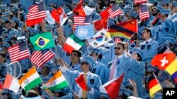 Mahasiswa jurusan Masalah Internasional dan Publik di Universitas Columbia di New York melambaikan bendera, dalam acara wisuda, 22 Mei 2019. (Foto:AP)