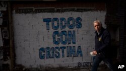 Un peatón pasa frente al mensaje en español: "Todos con Cristina", refiriéndose a la vicepresidenta Cristina Fernández en Buenos Aires, Argentina, el lunes 22 de agosto de 2022. Foto AP.