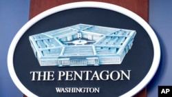 ARCHIVO - El logo del Departamento de Defensa se ve en la pared de la sala de prensa del Pentágono el 29 de octubre de 2024 en Washington. (Foto AP/Kevin Wolf, Archivo).