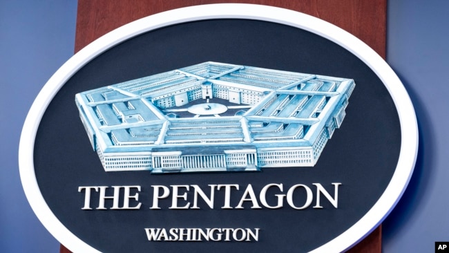 ARCHIVO - El logo del Departamento de Defensa se ve en la pared de la sala de prensa del Pentágono el 29 de octubre de 2024 en Washington. (Foto AP/Kevin Wolf, Archivo).