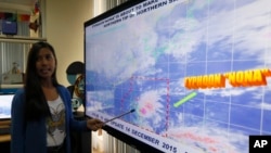 Government weather forecaster Loriedin De La Cruz briefs the media on Typhoon Melor at the weather bureau center in suburban Quezon city, northeast of Manila as it hits the eastern Philippines Monday, Dec. 14, 2015. 