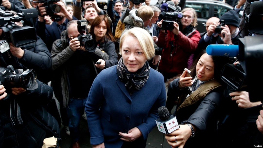 La jefe fiscal sueca, Ingrid Isgren, llega a la embajada de Ecuador en Londres para interrogar a Julian Assange.