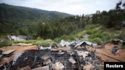 Los restos de una casa que fue destruida en un incendio que mató a una familia de inmigrantes venezolanos se muestran en un asentamiento informal, en Valparaíso, Chile, el 30 de noviembre de 2023.