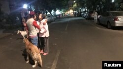 Habitantes de Ciudad de México salieron a las calles la madrugada de este lunes 19 de febrero, tras otro fuerte sismo que hizo oscilar los edificios de la capital. No hubo reportes de daños.