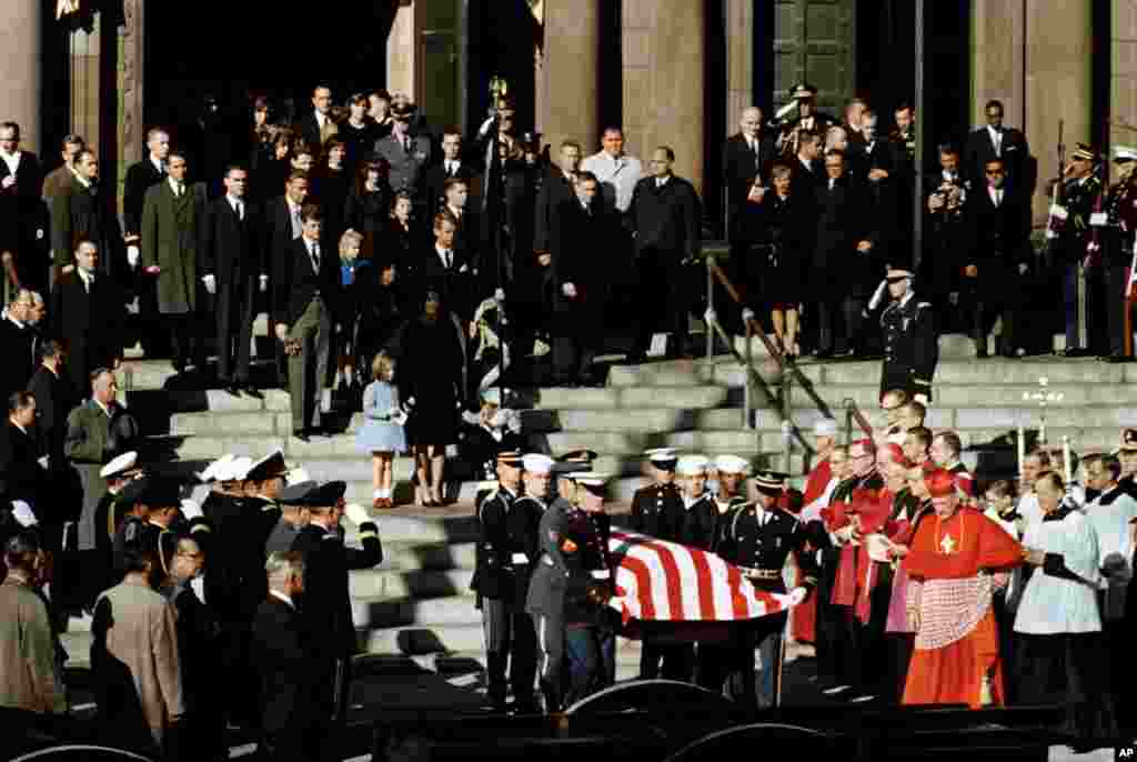 Wakil-wakil semua angkatan militer yang bertindak sebagai pembawa peti jenazah dalam pemakaman Presiden John F. Kennedy, saat mereka meninggalkan misa pemakanan di Katedral St. Matthew di Washington, 25 November 1963.