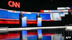 Президент США Джо Байден и бывший президент США и кандидат в президенты от Республиканской партии Дональд Трамп принимают участие в первых президентских дебатах на выборах 2024 года в студии CNN в Атланте, штат Джорджия, 27 июня 2024 года.