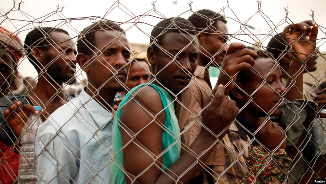 Buruh migran Ethiopia yang mencari pekerjaan di Arab Saudi namun mendapat penolakan tampak di Haradh, Yemen barat, dekat wilayah dimana perbatasannya dipagari oleh Arab Saudi (16/3/2012).