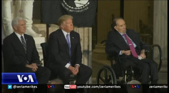 Ish-Senatori Bob Dole nderohet me Medaljen e Artë të Kongresit