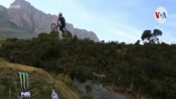 Ciclista de montaña español realiza un salto mortal frontal de 30 metros 