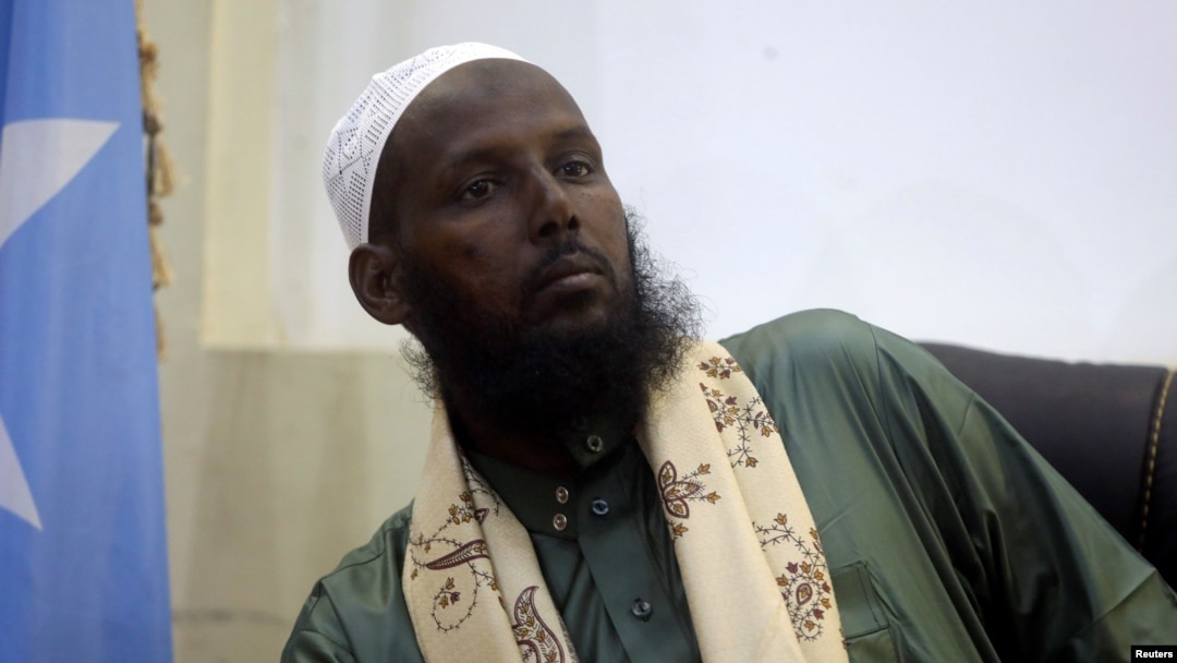 Mantan Pemimpin al-Shabab, Mukhtar Robow atau Abu Mansur memberikan konferensi pers di Mogadishu, Somalia, Selasa (15/8). 
