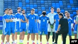 امیر قلعه‌نویی در آخرین تمرین پیش از دیدار با بلژیک برای بازیکنان صحبت می‌کند