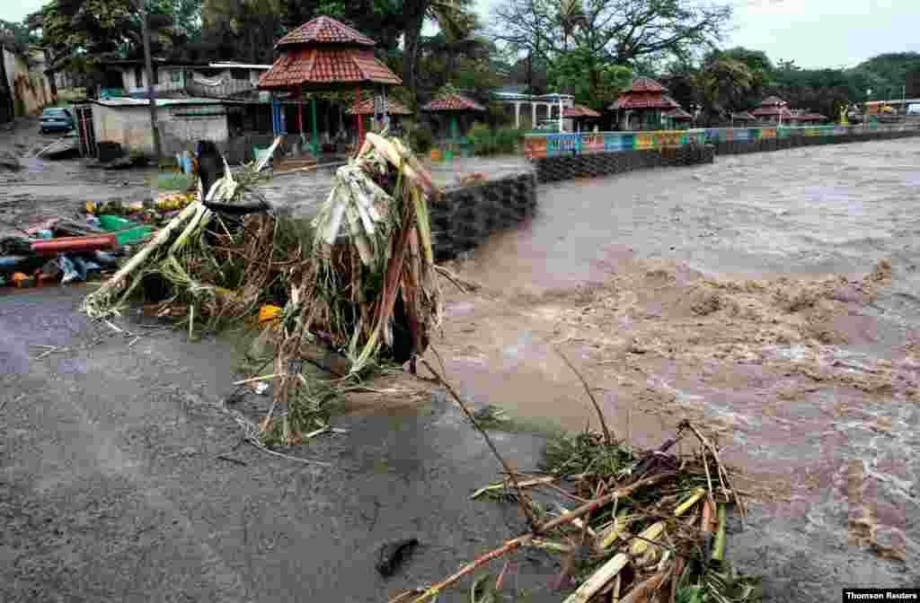 La basura y los escombros se ven en el r&#237;o Masachapa despu&#233;s de que el hurac&#225;n Eta azotara la costa caribe&#241;a de Nicaragua en Masachapa.