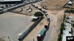 Колонна грузовиков с гуманитарной помощью въезжает в сектор Газа из Египта через пограничный пункт Рафах. 21 октября 2023 г.