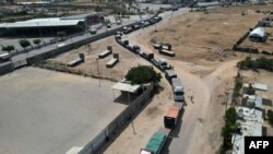 援助物资车队从埃及通过拉法口岸进入加沙地带。（2023年10月21日）