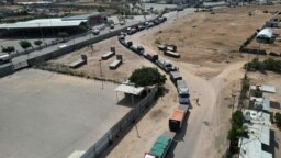 İnsani yardım malzemesi taşıyan kamyonlar Refah sınır kapısından Gazze Şeridi'ne giriyor.