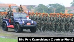 Presiden Joko Widodo memeriksa pasukan prajurit Komando Pasukan Khusus TNI Angkatan Darat di markas Kopasus Jakarta (foto ilustrasi).