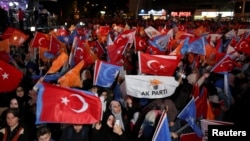 Para pendukung Presiden Turki Recep Tayyip Erdogan dan Partai AK (AKP) mengibarkan bendera di markas Partai AK di Ankara, Turki Minggu 14 Mei 2023.