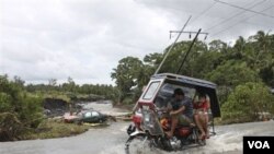 Badai Nock-ten saat menyerang dan mengakibatkan banjir di kota Legazpi, di provinsi Albay di Filipina timur laut (27/7).