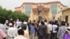 Les retraités et veuves civils et militaires manifestant devant leur caisse à N'Djamena, le 13 avril 2017. (VOA/André Kodmadjingar)