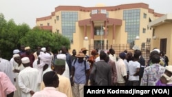 Les retraités et veuves civils et militaires manifestant devant leur caisse à N'Djamena, le 13 avril 2017. (VOA/André Kodmadjingar)