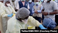 Un agent de santé administre le vaccin contre le virus Ebola à une femme à Butembo, Nord-Kivu, RDC, le 15 février 2021. (Twitter/OMS RDC)