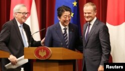 日本首相安倍晋三（中）欧盟委员会主席容克（左）欧洲理事会主席图斯克（右）在日本举行联合记者会