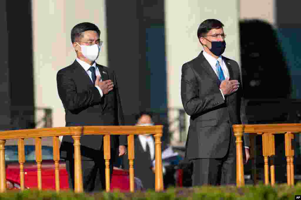 마크 에스퍼 미국 국방장관(오른쪽)이 워싱턴을 방문한 서욱 한국 국방장관과 회담하고 방위비 분담금 협상과 전시작전통제권 전환 문제 등을 논의했다.