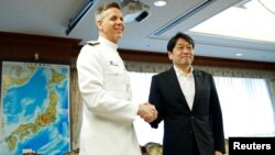 미국의 필립 데이비드슨 인도태평양 사령관(왼쪽)과 오노데라 이쓰노리 일본 방위상이 21일 도쿄 방위성에서 만나 악수하고 있따. 