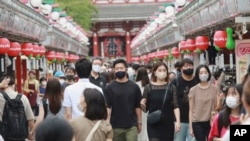 일본 도쿄 아사쿠사 나카미세도리 거리를 사람들이 신종 코로나바이러스 예방 마스크를 쓴 채 걷고 있다. 