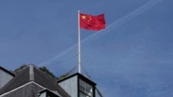 FILE - Bendera nasional China dikibarkan di kedutaan besar China di London, Senin, 11 September 2023. (Kin Cheung, File/AP)