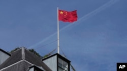 FILE - Bendera nasional China dikibarkan di kedutaan besar China di London, Senin, 11 September 2023. (Kin Cheung, File/AP)