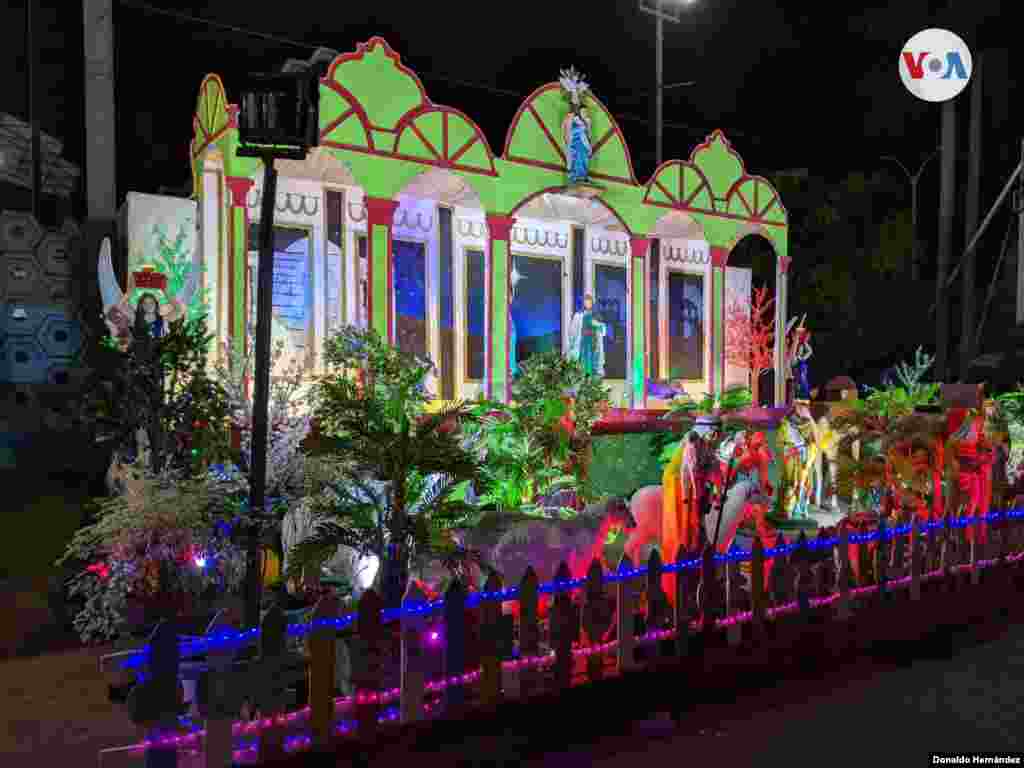 Representaci&#243;n de la llegada de los Reyes Magos, en un Bel&#233;n sobre la avenida Bol&#237;var del centro hist&#243;rico de Managua. Foto Donaldo Hern&#225;ndez/VOA.