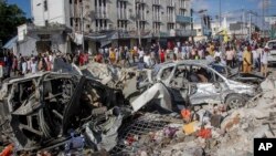 Deux véhicules piégés ont explosé samedi à quelques minutes d'intervalle dans la capitale somalienne.