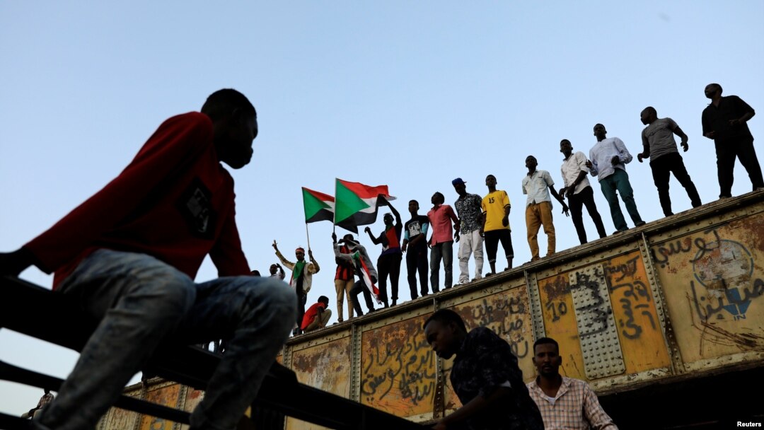 Aksi unjuk rasa di depan markas besar militer Sudan di Khartoum, 6 Mei 2019. (Foto: dok).