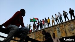 Aksi unjuk rasa di depan markas besar militer Sudan di Khartoum, 6 Mei 2019. (Foto: dok).